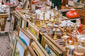 Bilder- und Antiquitätenverkauf auf einem Flohmarkt